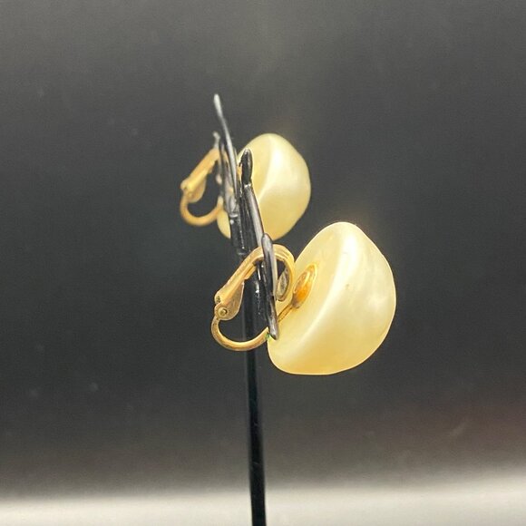 Signed Richelieu Vintage Pearlized Dome Clip On Earrings Gold Tone Mid Century - Picture 6 of 10